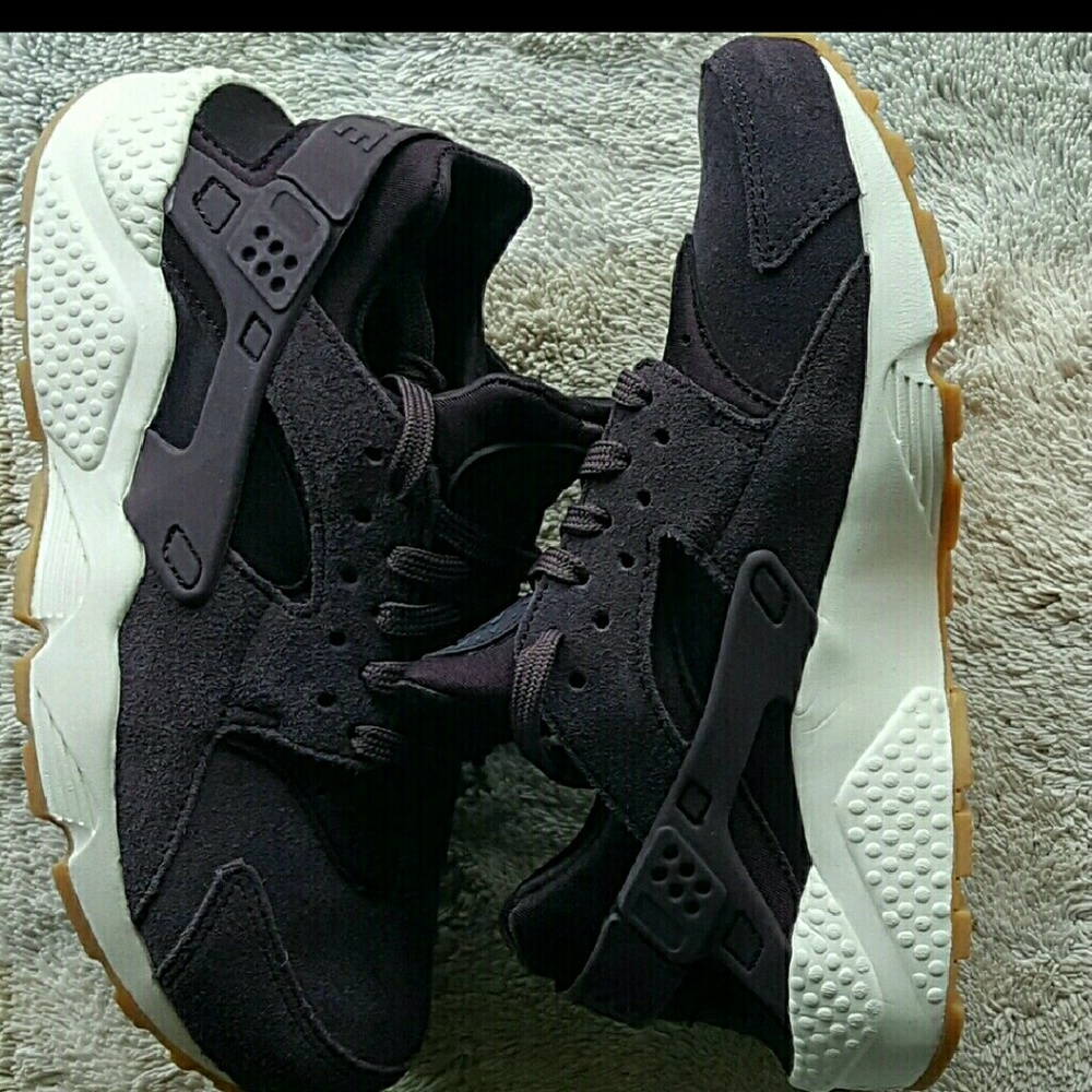 Sneakers - Picture 3 of 3